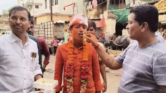 शिवम वाघमारे: 35% अंकों से CBSE 10वीं पास करने पर सोलापुर में जश्न, वीडियो वायरल