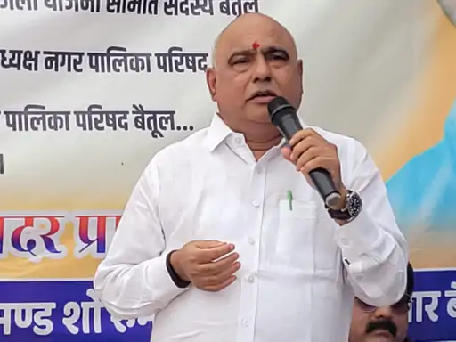 बैतूल की दो प्रमुख सड़कों पर व्हाइट टॉपिंग सीसी रोड का निर्माण शुरू हो गया है। 3 करोड़ की लागत से बनने वाली यह सड़कें शहरवासियों को स्मूद ड्राइविंग और कम दुर्घटनाओं का अनुभव देंगी।